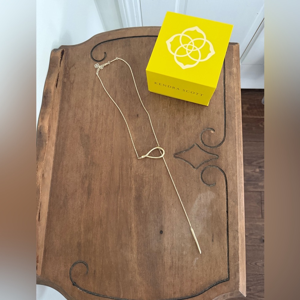 Kendra Scott Gold Lariat Necklace with Elegant Design